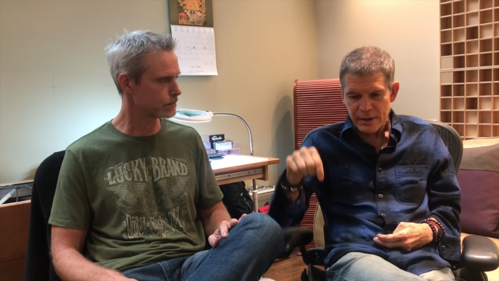 David Sanborn sitting with Aaron Drake of Drake Mouthpieces discussing the Sanborn Saxphone Mouthpiece